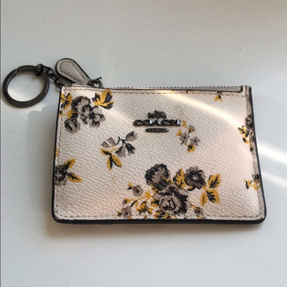 coach wallet that is in amazing condition !